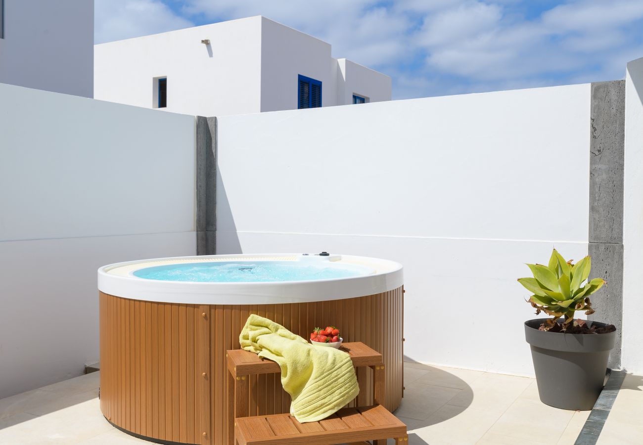 Casa adosada en Playa Blanca - Casa O Náutico Laxe con Jacuzzi