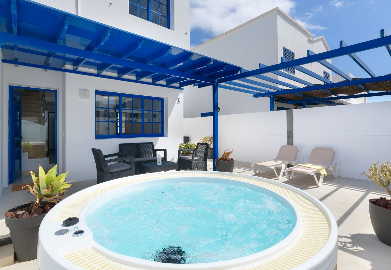 Casa adosada en Playa Blanca - Casa O Náutico Laxe con Jacuzzi